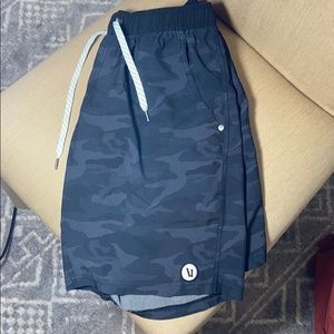 Vuori Kore Short Black Camo